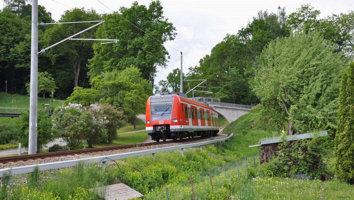 Am 17.05.2015 fährt 423 321-9 als S2 von Altomünster in Richtung Erdweg. Die Brücke ist die neu aufgebaute Wallfahrerbrücke am Petersberg in Erdweg. Standort Bischof-Neuhäusler-Str. zwischen Erdweg und Eisenhofen. 