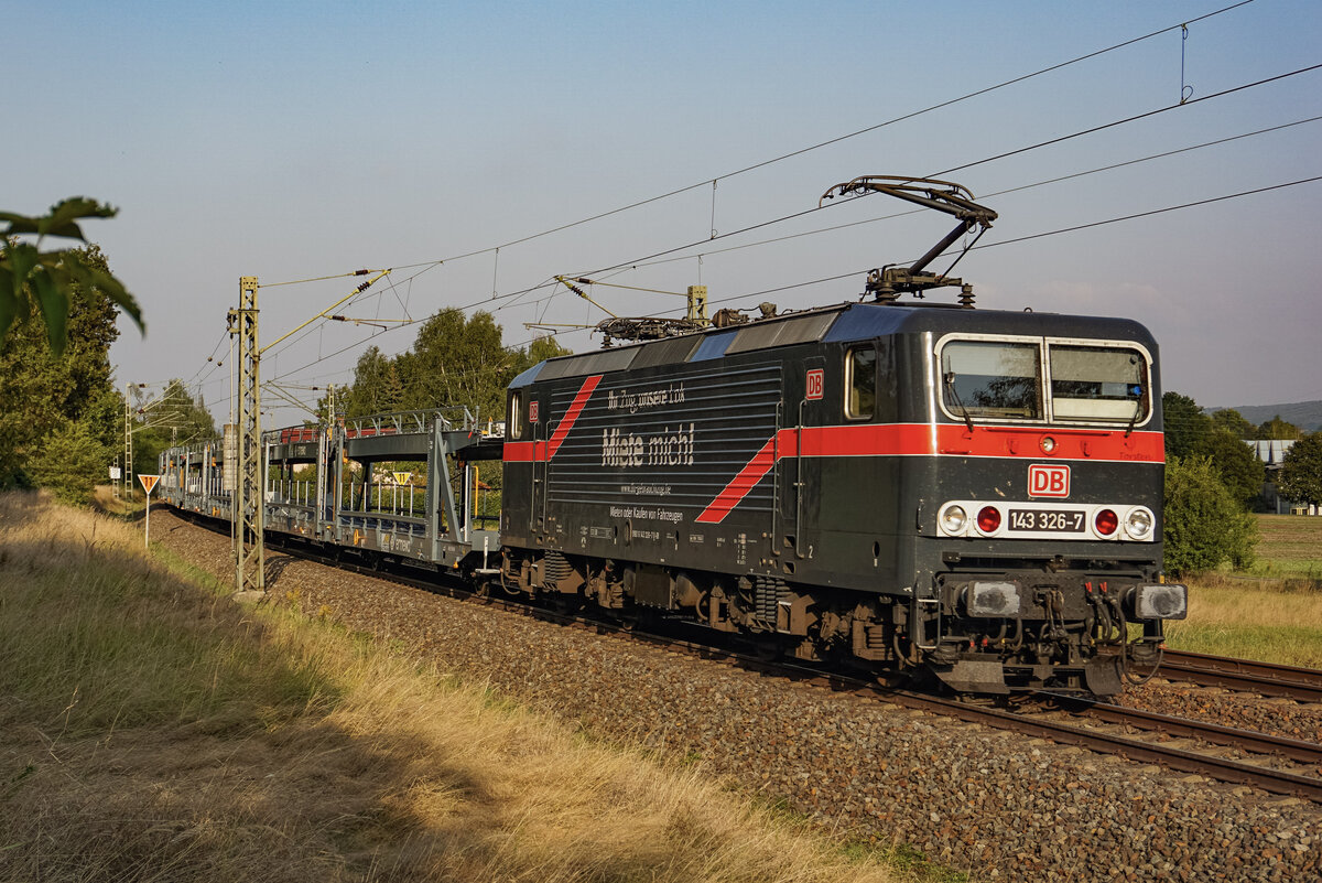 Am 17.09.2024 war  Torsten  (143 326) für die NeS unterwegs und sollte einen Ermewa Autowagenzug nach Mosel ins VW Werk schaffen. Kurz vorm Ziel in Glauchau-Schönbornchen konnte ich ein Foto von ihm machen.