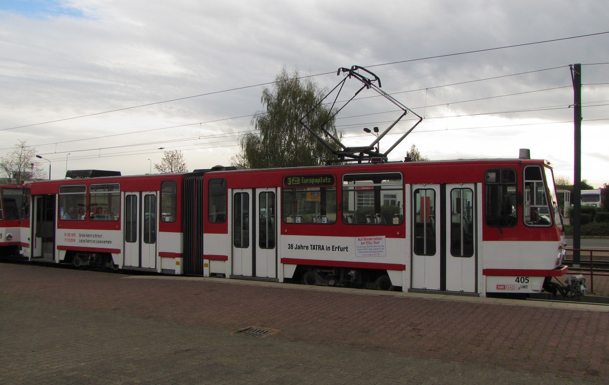 Am 17.10.2014 endeten nun wirklich die KT4D Linieneinsätze bei der Erfurter Straßenbahn. EVAG 405 + 495 waren mit Abschiedsgrüßen nochmals auf der Linie 3 (Europaplatz - Urbicher Kreuz) unterwegs, hier zu sehen an der Haltestelle Urbicher Kreuz.