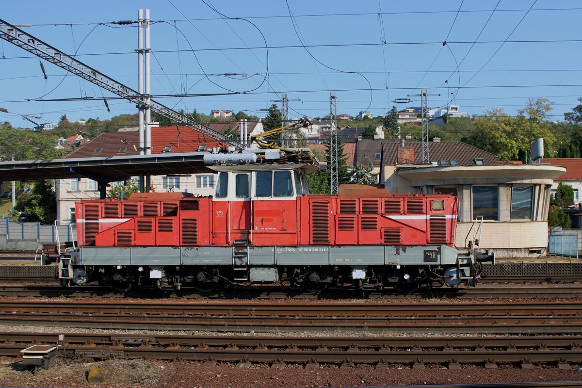 Am 19 September 2024 lauft ZSSK Verschiebeellok 210 011 in Bratislava hl.st. um.