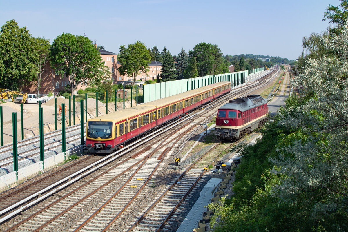 Am 19.06.2021 stand 232 109 vor dem Tanklager Marienfelde und brachte neuen Brennstoff zum abpumpen. Die Dresdnerbahn befindet sich im Bau mit dem Blick in Richtung Berlin Südkreuz. Das S Bahngleis befindet sich noch wie gehabt mittig, aber das neue S Bahngleis befindet sich in dem Moment noch im bau und die ersten Lärmschutzwände sind bereits montiert.