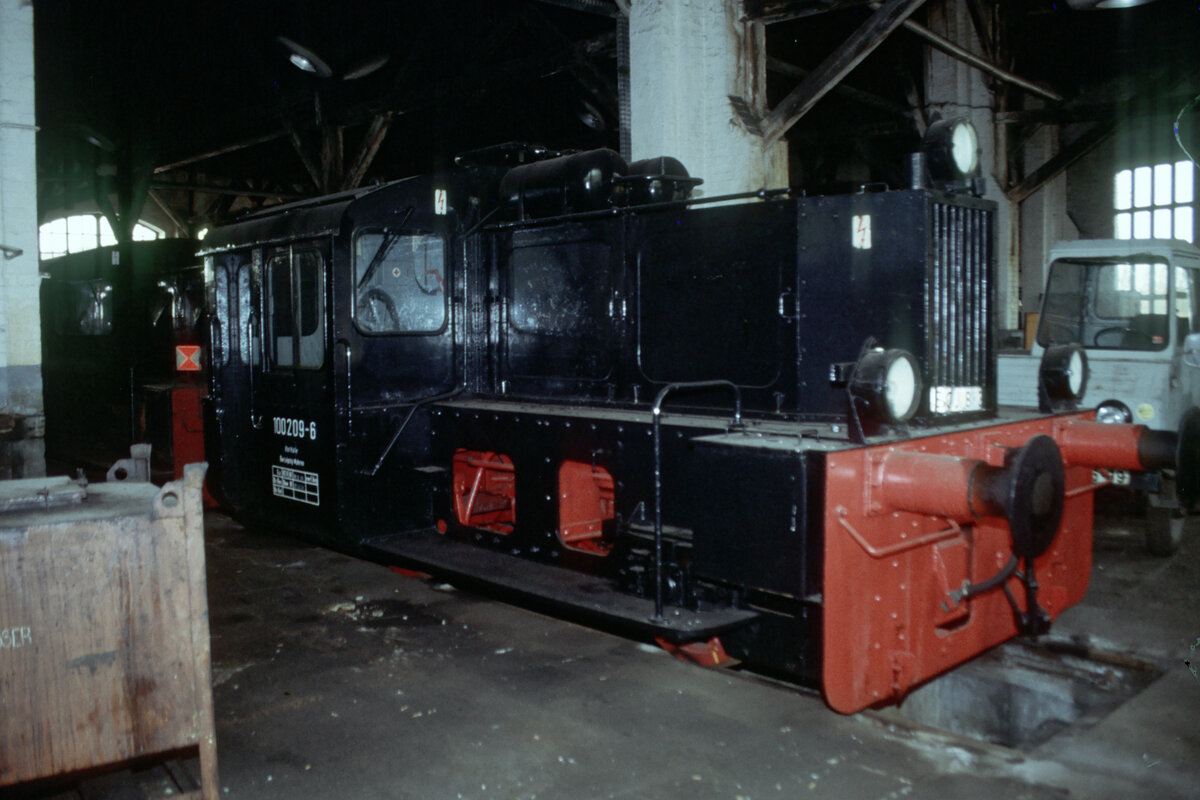 Am 19.09.1991 gewährte der Schuppen des Bw. Leipzig-Wahren Einblick auf die 100 209.