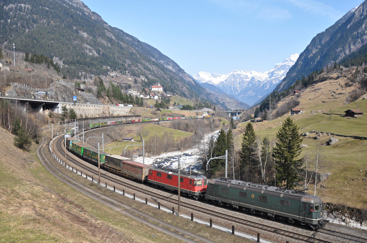 Am 20.03.2015, dem Tag der partiellen Sonnenfinsternis in Europa, verkehrten am Gotthard die Re 6/6 11663  Eglisau  und die Re 4/4 II 11332 mit einem Containerzug in südlicher Richtung.
Zum Aufnahmezeitpunkt ist seit dem Höhepunkt der Sonnenfinsternis bereits eine Stunde vergangen.   