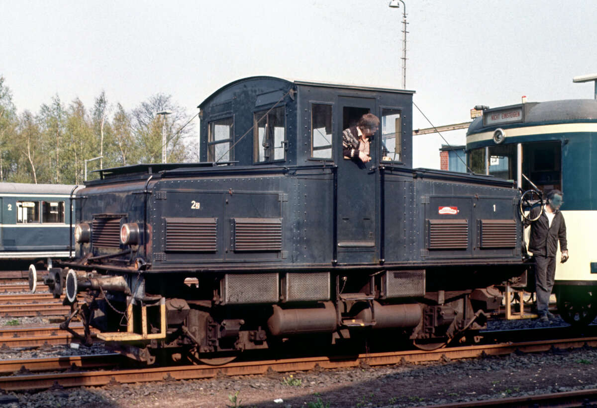 Am 21.08.1982 war die Werkslok E 1 - 1929 von Jung in Jungenthal mit der Nummer 4280 gebaut - im GSB-Bw. Hamburg-Ohlsdorf mit dem Verschieben eines Hamburger S-Bahntriebwagens beschäftigt.