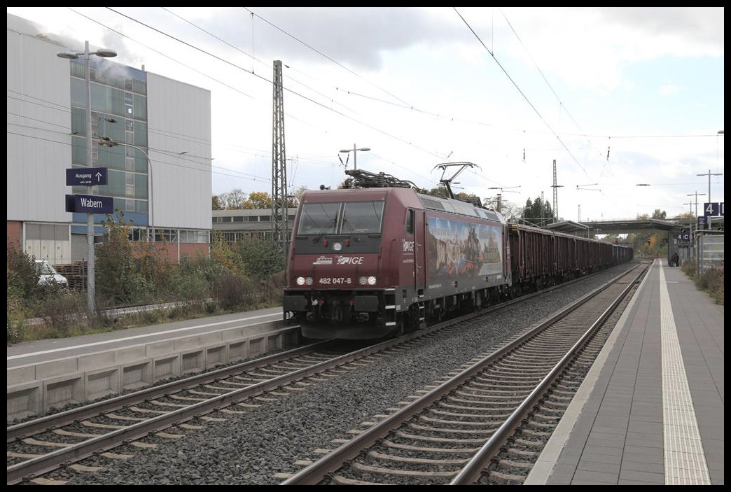 Am 21.10.2021 kam um 13.22 Uhr Jim Knopf in Form der 482047-8 mit einem Güterzug in Richtung Kassel fahrend auf Gleis 5 durch den Bahnhof Wabern.