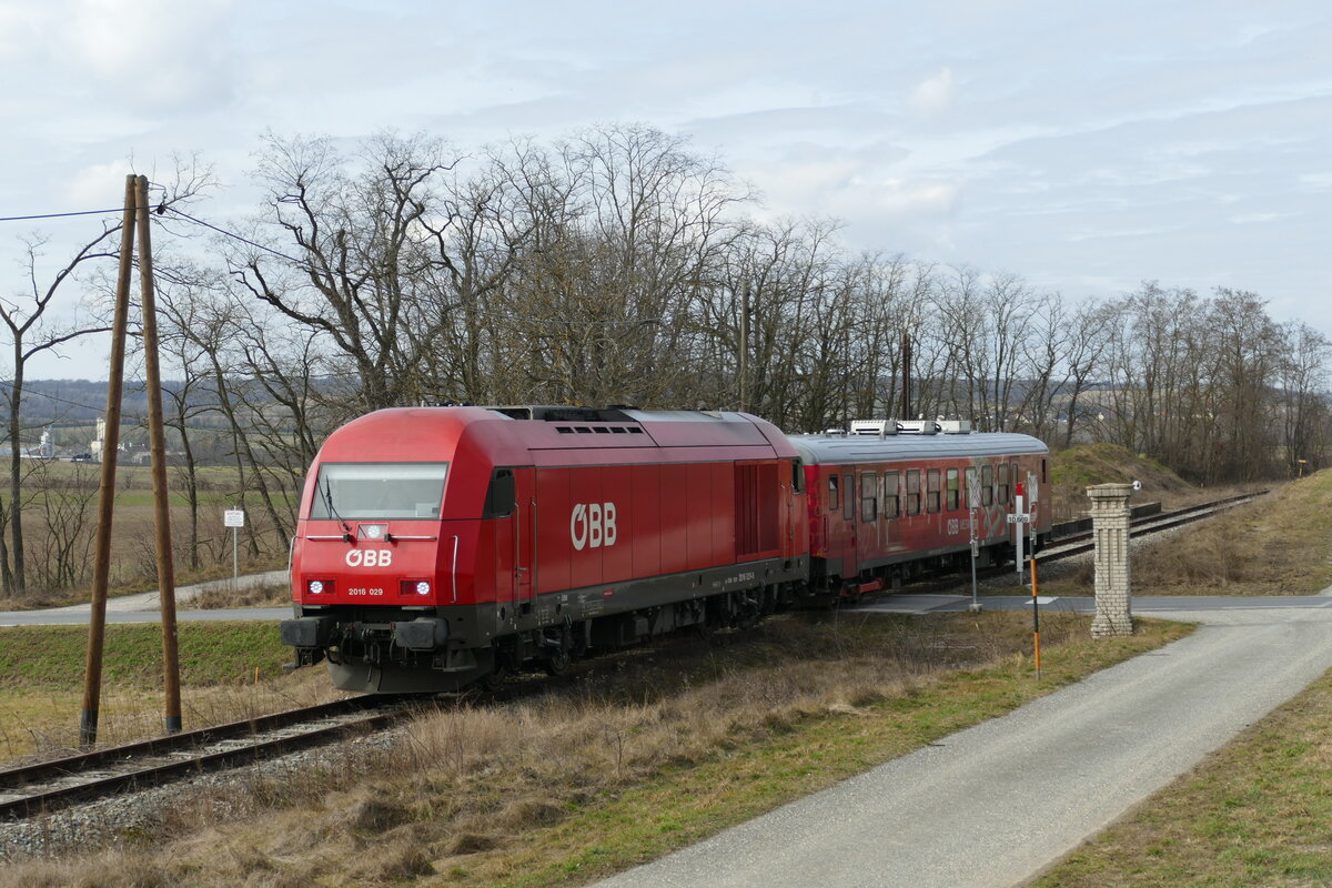 Am 22. Februar 2023 fuhr der Oberbaumesswagen 99-75 100, gezogen von 2016 029, durch die Bahnhaltestelle Raggendorf. (Zugnummer 94912)