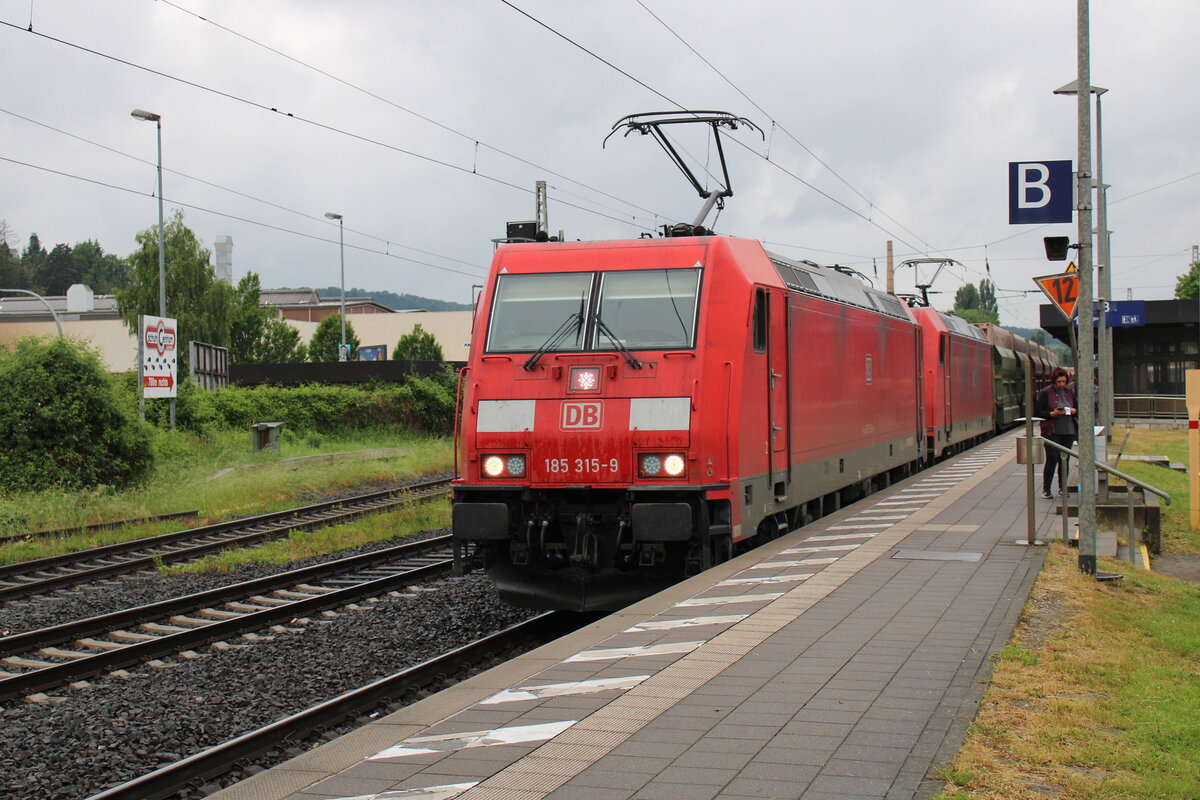 Am 22.05.2024 zog die DB 185 315-9 zusammen mit der DV 185 371-2 in Alfeld (Leine) Innofreight Sggmmrrs-Wagen Richtung Göttingen. 