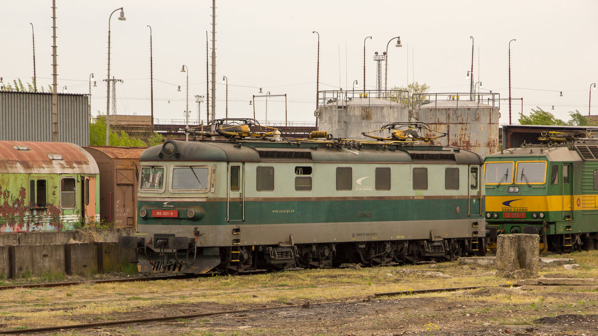 Am 23. April 2019 steht 183 021-5 abgestellt in Cierna nad Tisou. Dahinter parkt noch die Doppellok 131 050-7 / 049-9. 