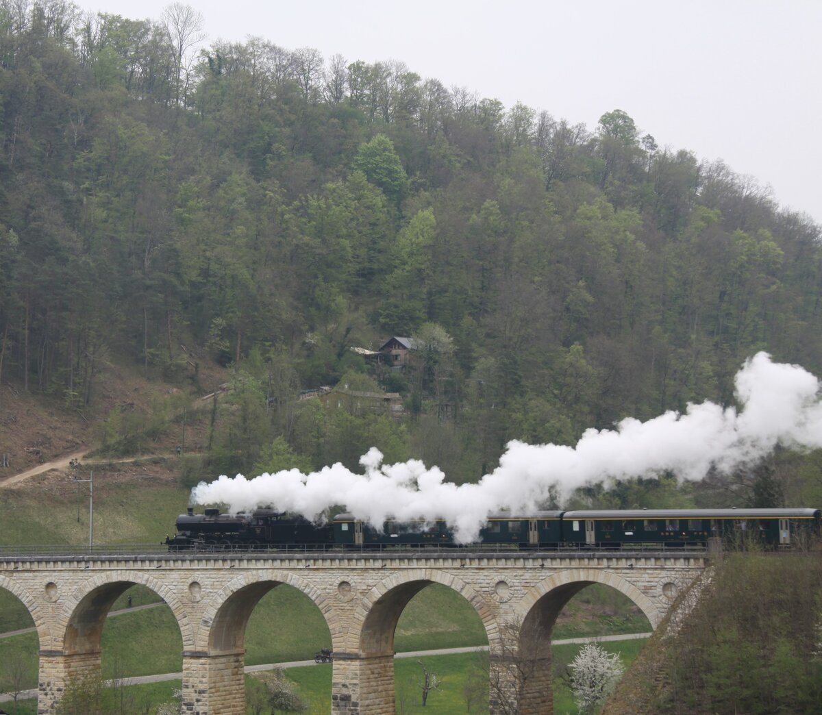 Am 23.04.2022 ist der Elefant von SBB-Historic mit Leichtstahlwagen auf dem Rümmikerviadukt unterwegs Richtung Sissach.