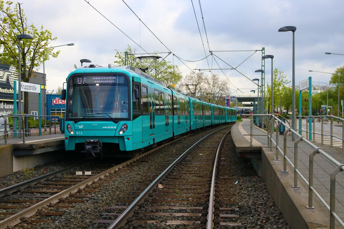 Am 23.04.23 konnte ich in Frankfurt am Main auf der U7 einen 100 Meter Zug bestehend aus U5-50 Wagen 911+912 und den Zwischenwagen 1957+1958 Filmen. Eigentlich kommen die Fahrzeuge bis jetzt nur auf der U4 zum Einsatz. Durch die S-Bahn Tunnelsperrung und der Dippemess ist der Zug auch mal zur Zeit auf der U7 unterwegs. Das Foto wurde von einen Gehweg an der Strecke gemacht 