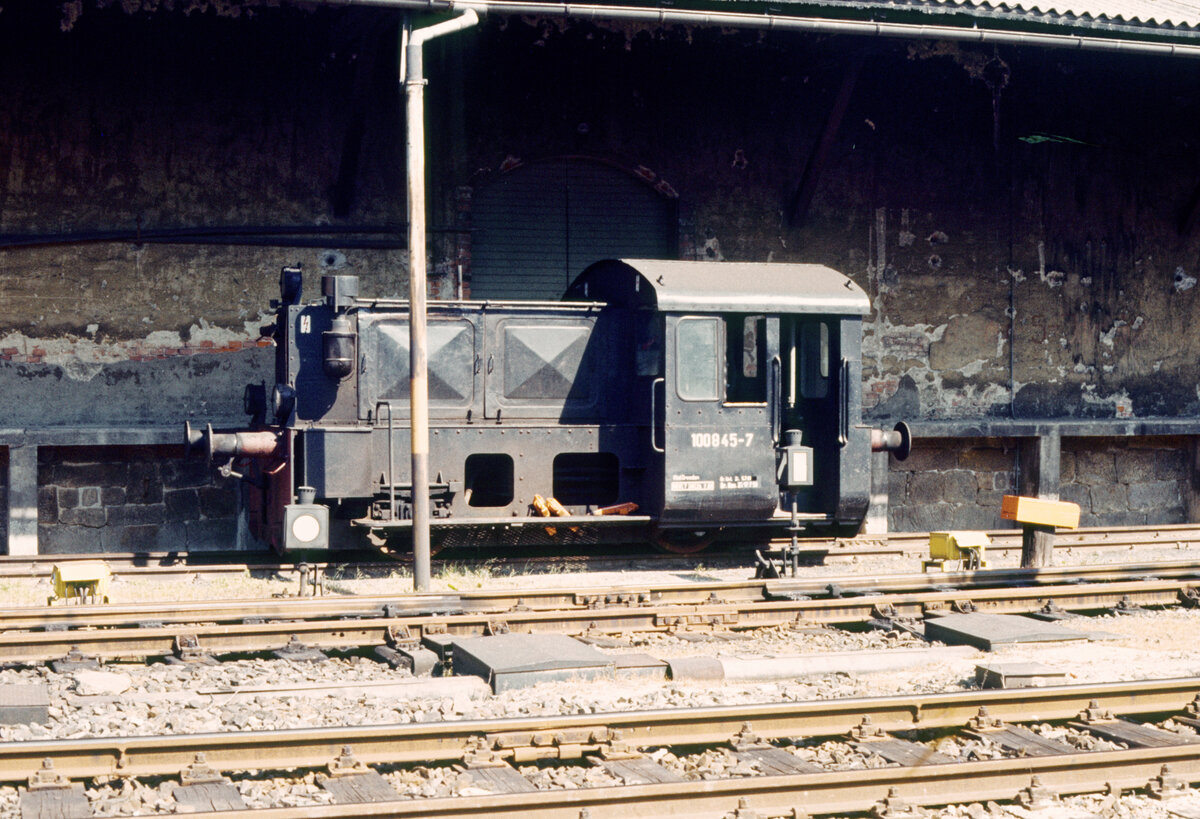 am 23.07.1991 steht die DR 100 843 vor einem Schuppen gegenüber dem Bf. Sohlandt (Spree). Die Kleinlok war vermutlich für die Lausitzer Früchteverarbeitung im Einsatz. 