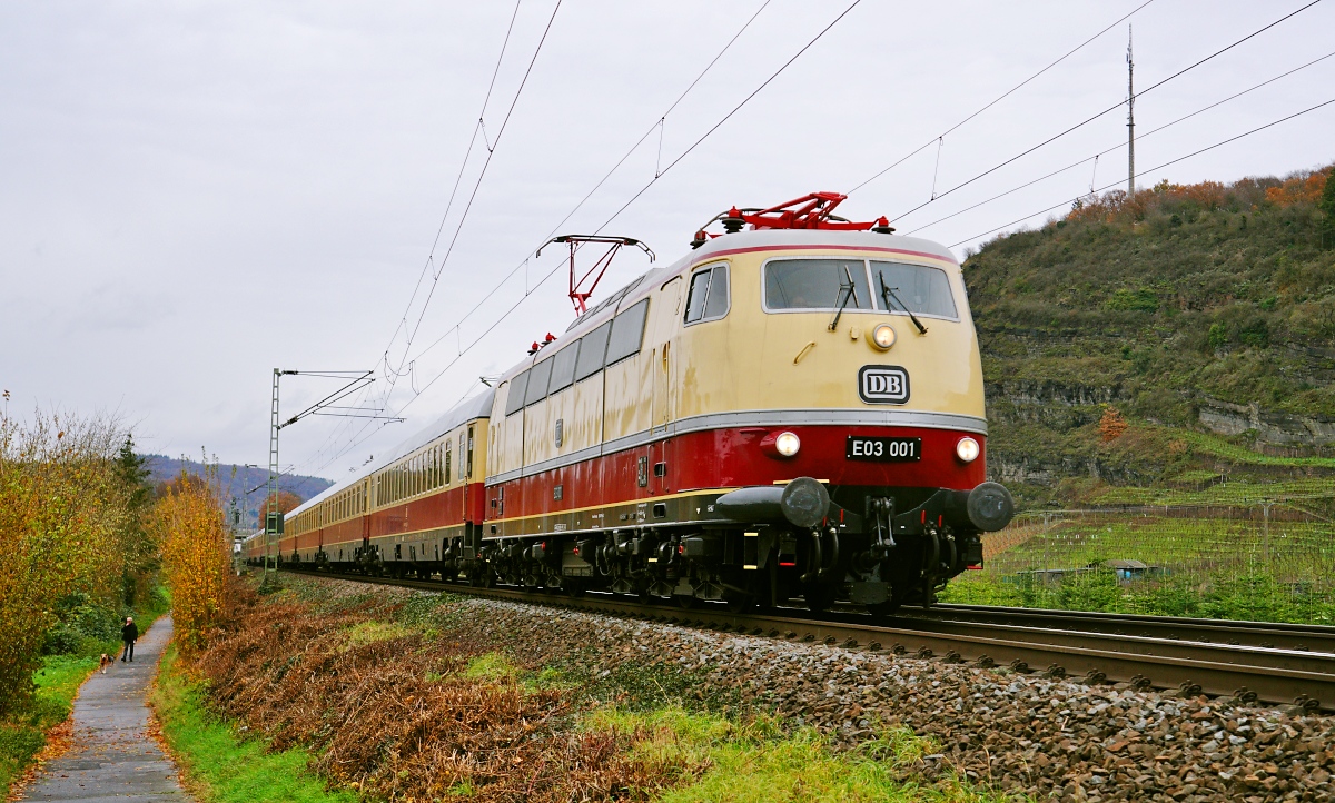 Am 23.11.2024 beförderte die E 03 001 den AKE-Rheingoldzug von Köln nach Mainz und zurück. Die Hinfahrt führte über die rechte Rheinstrecke, hier durchfährt der Sonderzug Unkel.