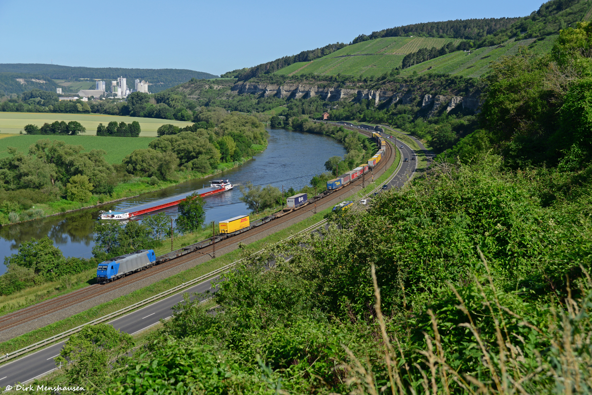 Am 24.06.2020 ist 185 823 bei Himmelstadt (Maintal) auf dem Weg nach Süden.