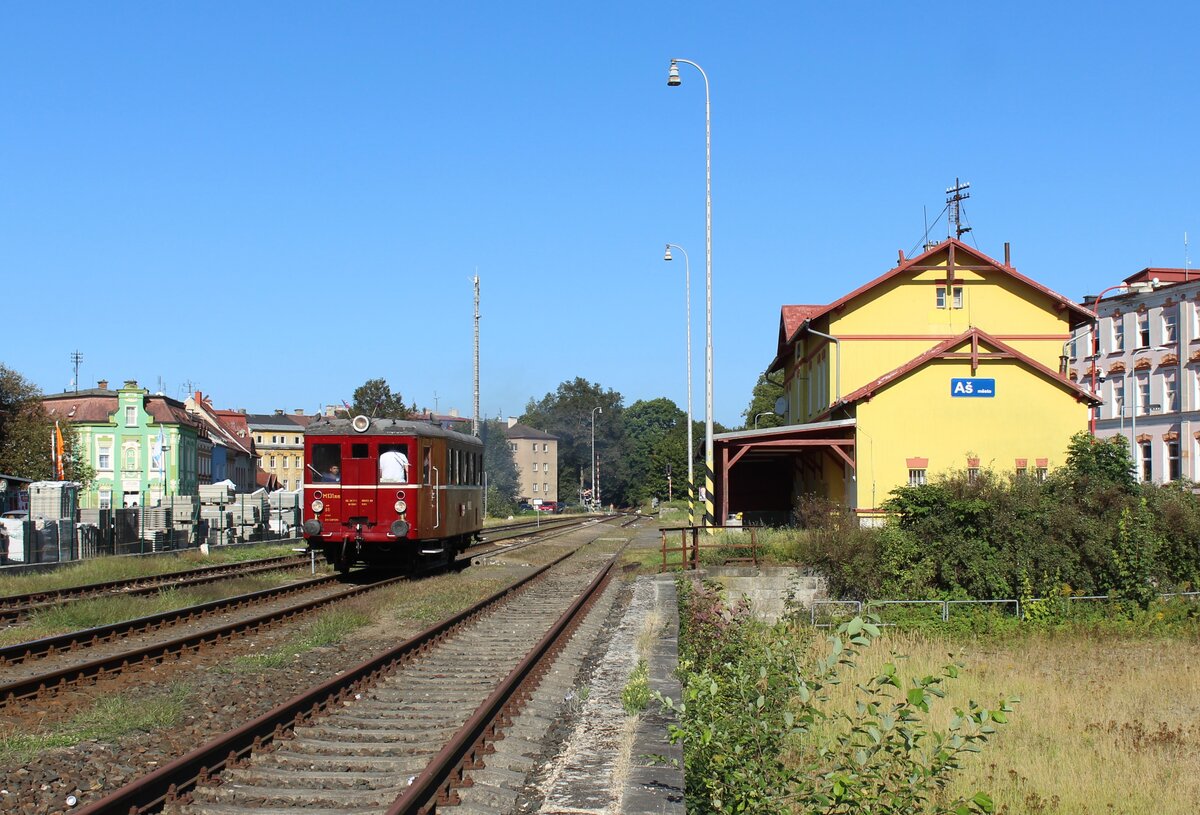 Am 24.08.24 übernahm M 131 1515 die planmäßigen Züge zwischen Aš město und Aš sowie nach Hranice v Čechách. Hier ist M 131 1515 als OS 17245 in Aš město zu sehen.