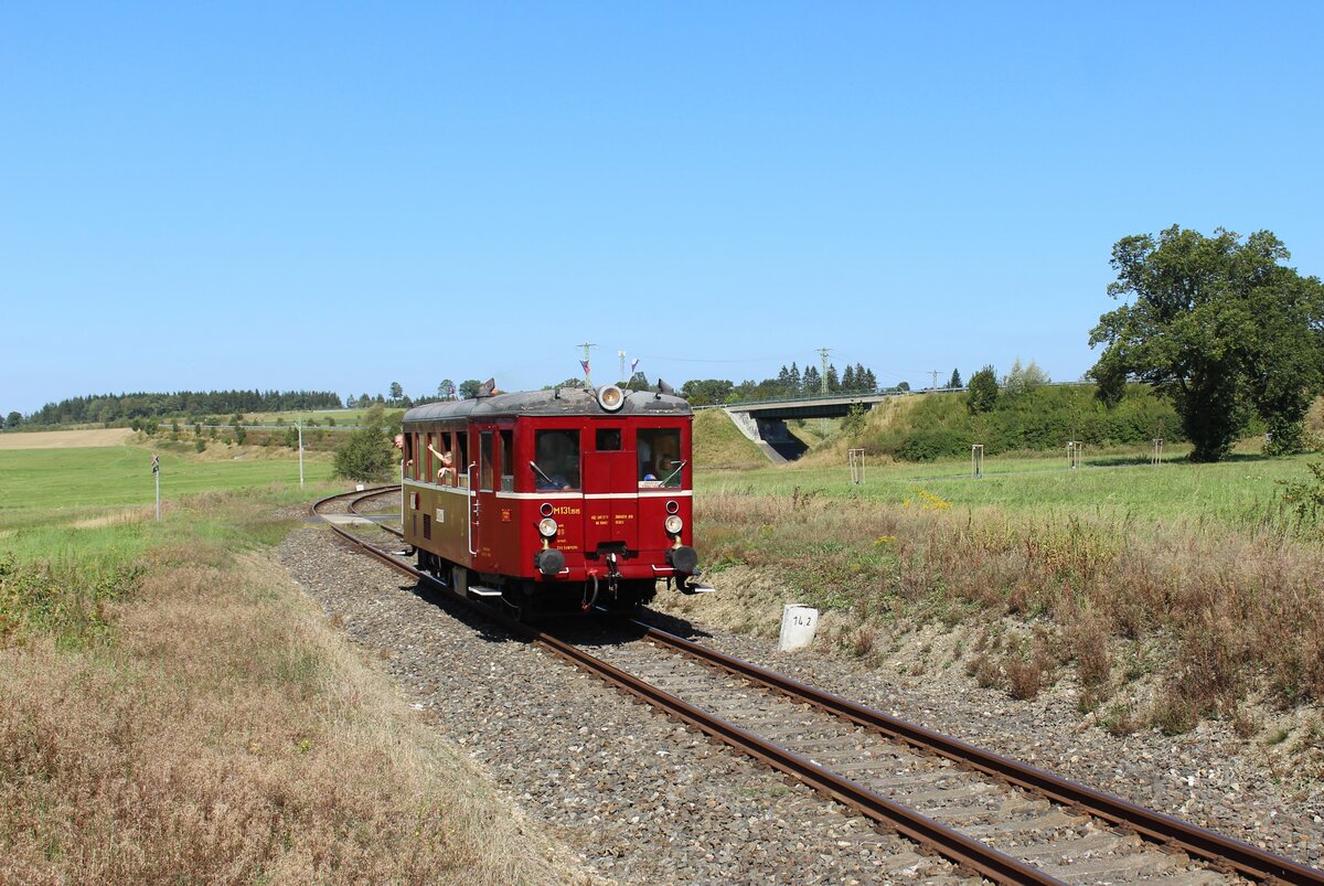 Am 24.08.24 übernahm M 131 1515 die planmäßigen Züge zwischen Aš město und Aš sowie nach Hranice v Čechách. Hier ist M 131 1515 als OS 17221 in Hranice v Čechách zu sehen.