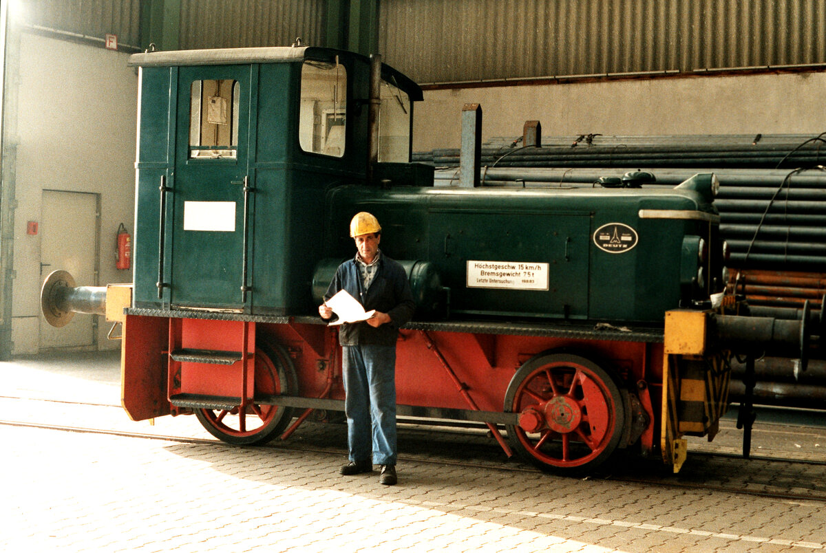 Am 24.10.1983 wanderte ich zwischen Ludwigsburg und Stuttgart und fotografierte alles, was Räder hatte und der Eisenbahn zuzuordnen war, so auch diese Werklok von Hohberg. Der Arbeiter wollte zusammen mit der Lok fotografiert werden, daher wies ich ihn an, besonders beschäftigt zu wirken. 