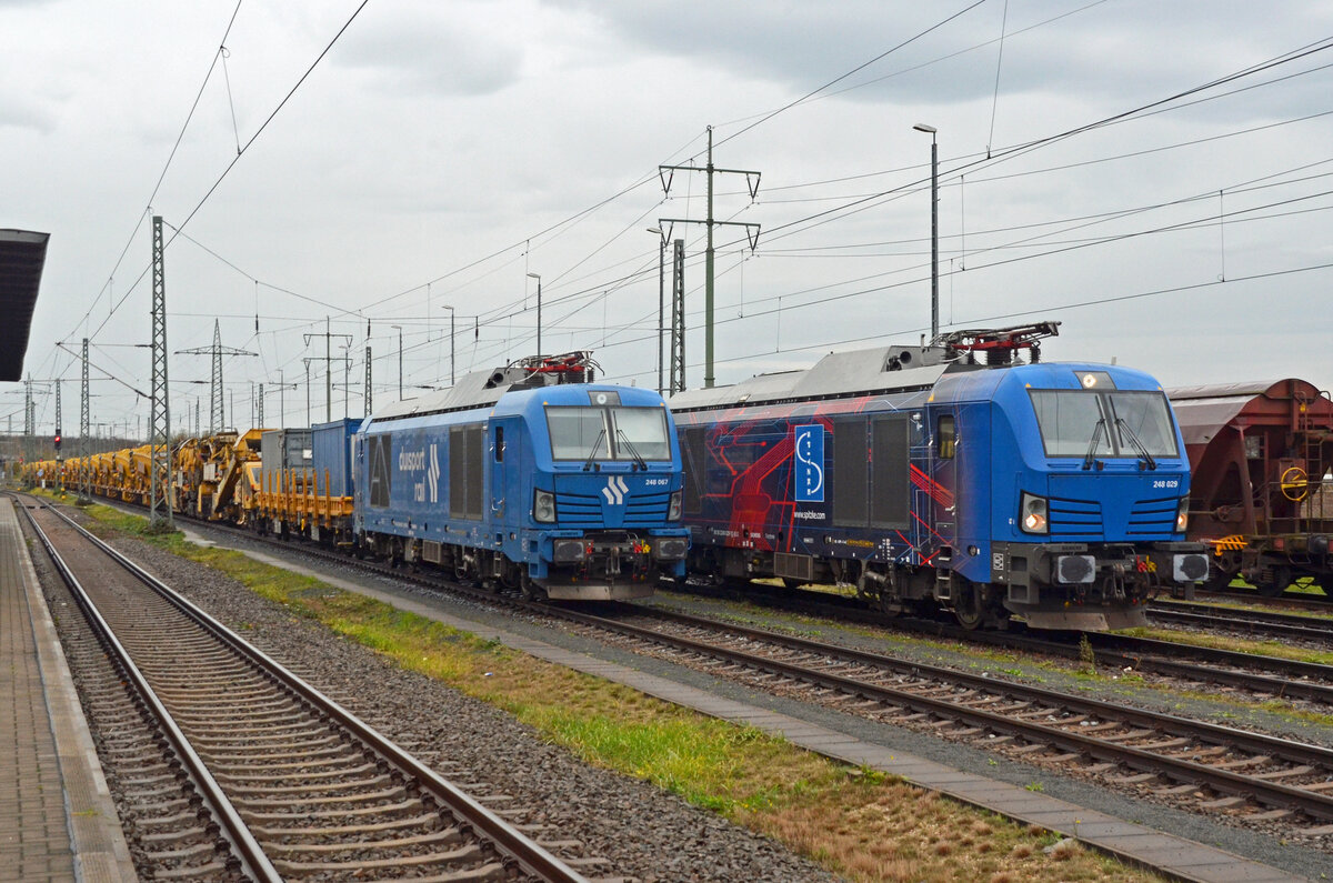 Am 24.11.24 war Spitzke mit 248 029 und 248 067 in Bitterfeld mit einem Bauzug vor Ort. Hier rangiert 248 029 an die andere Seite des Bauzuges um die MFS-Wagen abzuziehen. 