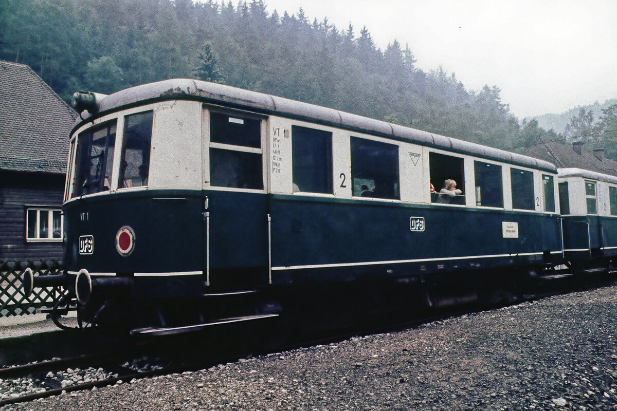 Am 25.07.1983 entstand die Aufnahme des VT 1 der DFS, noch in blau/beige (ex 135 069 bw. VT 70 1919), in Behringersmühle.