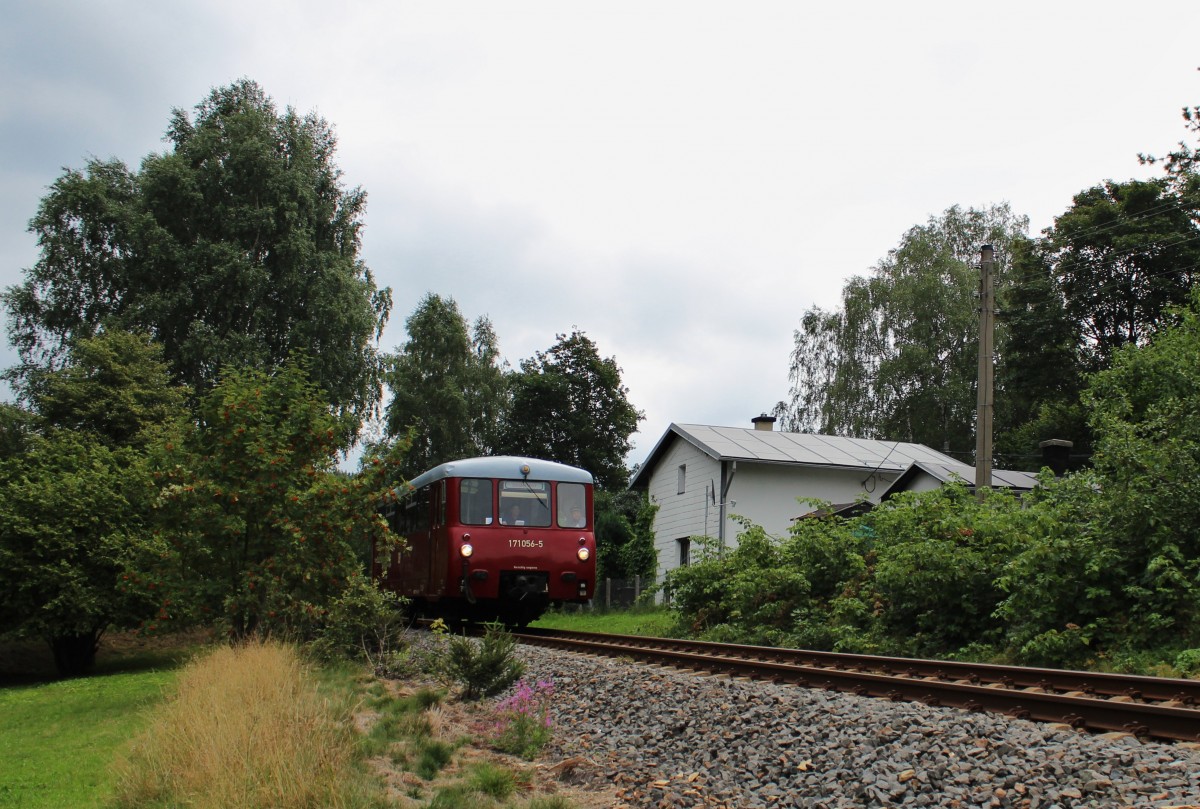 Am 25.08.13 fuhr das Ferkel (171 056-5) wieder von Adorf nach Muldenberg und zurck. Hier bei der Einfahrt in Gunzen.