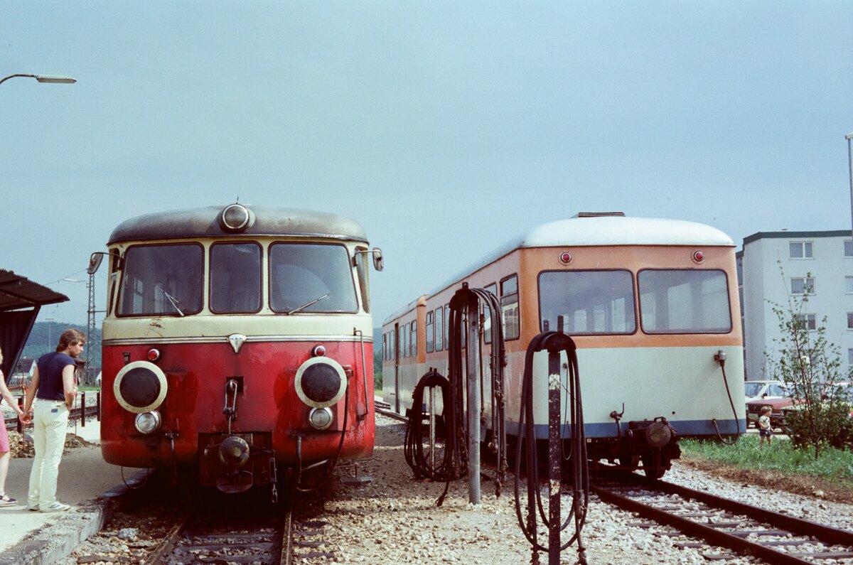 Am 26.06.1983 fand eine Lokausstellung nahe der Geislinger Steige statt. Auch die WEG-Nebenbahn Amstetten-Laichingen wurde mit einbezogen. Der MAN-Schienenbus wartet vor dem dürftigen WEG-Bahnhof Amstetten (1000 mm Spurweite) auf seine Fahrgäste. 