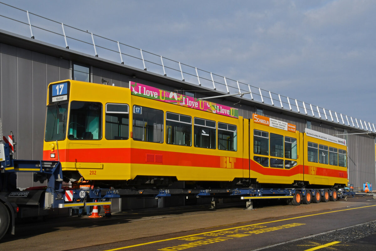 Am 26.11.2024 wird beim Depot Hüslimatt der Be 4/8 202 verladen und zum Transport nach Gotha bereit gemacht. Aufnahme Oberwil.