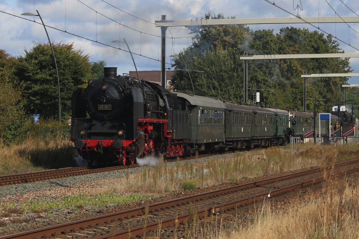 Am 28 September 2024 durchfahrt VSM 50 307 der Bahnhof von Wijchen mit ein Dampfpendelzug aus Nijmegen.