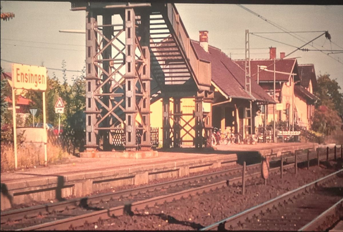 Am 28.09.1990 Haltepunkt Ensingen Empfangsgeb.Wohngebäude Schranke ReisendenSteg 8 Monate vor der Eröffnung der SFS Stuttgart-Mannheim am 31.05.1991,danach Rückbau der Strecke ab Vaihingen-Nord Enz Reisendensteg Abgerissen