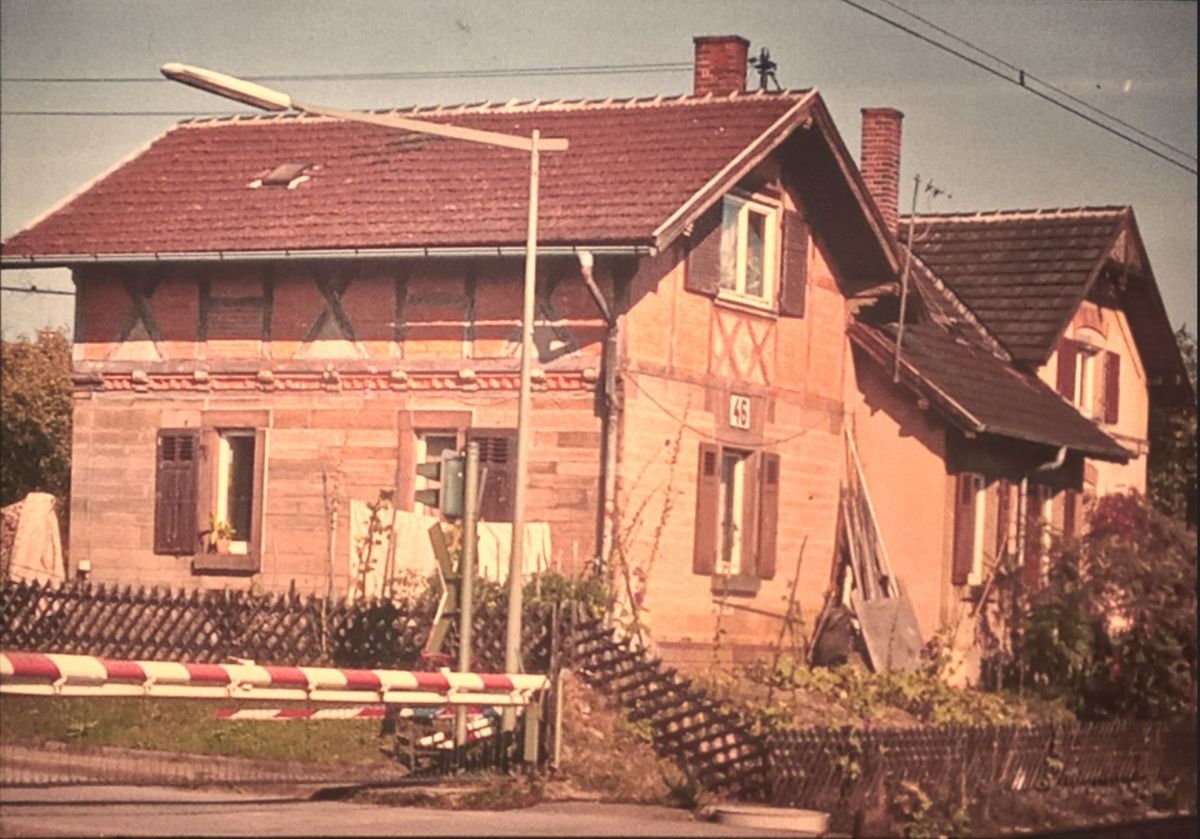 Am 28.09.1990 Hp Ensingen Schrankenposten 45 + Wohnhaus 8 Monate vor der Eröffnung der SFS Stuttgart-Mannheim am 31.05.1991,danach Rückbau der Strecke ab Vaihingen-Nord Enz Gebäude jetzt Privat