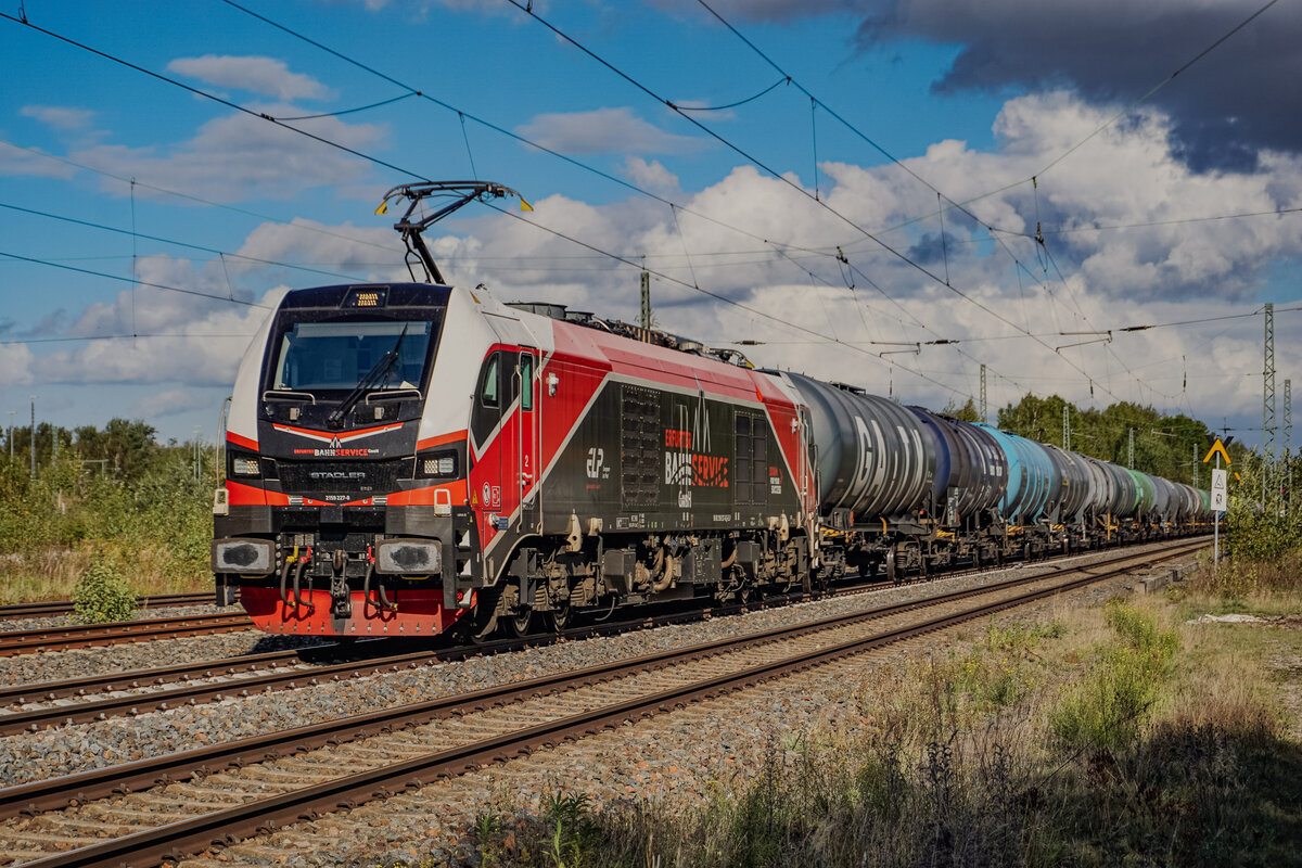 Am 28.09.2024 fuhr 159 227 des Erfurter Bahnservice mit einem Kesselzug durch Zwickau Richtung Hof.
