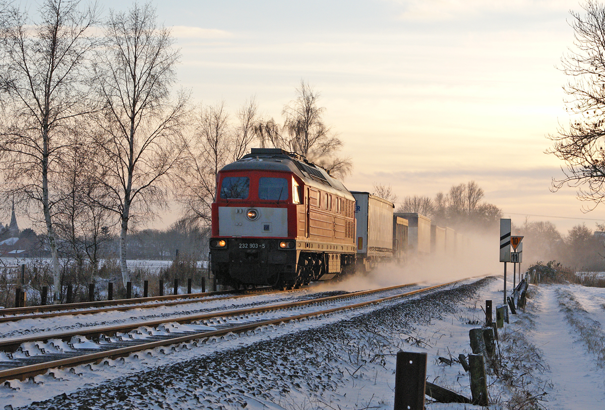 Am 29. November 2012 wurde durch die Entgleisung eines Güterzüges die  Jütland-Linie  unterbrochen, weshalb in den folgenden Wochen ein Großteil der Güterzüge den Weg über die nördlich von Itzehoe nicht elektrifizierte Marschbahn nehmen musste. 232 903-5 zieht am 7.12.2012 bei Wilster einen der Umleiter-Züge Richtung Norden. 