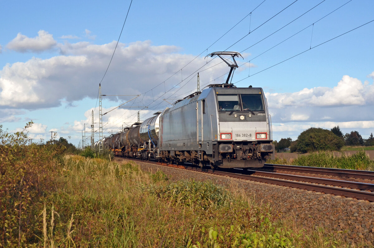 Am 29.09.24 schleppte 186 382 der akiem einen Kesselwagenzug durch Gräfenhainichen Richtung Bitterfeld.