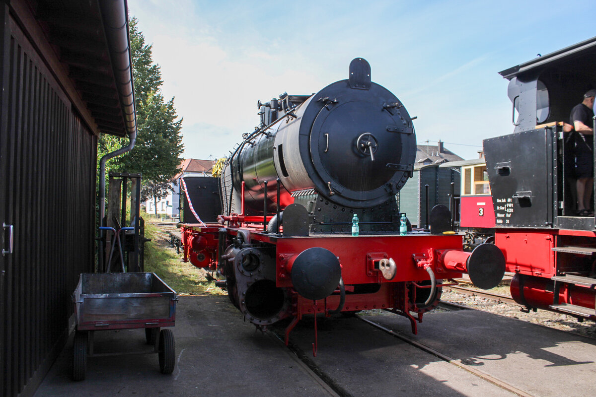 Am 3. August 2024 fand das Dampflok-und Bahnpostfest des MECL in Losheim statt. Eine Fahrzeugausstellung war einer der Programmpunkte. Hier ist die sich in Aufarbeitung befindliche Lok 26 zu sehen.