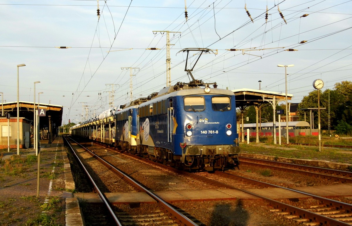  Am 30.08.2015 kamen die 140 848-3 und 140 761-8 von der evb Logistik aus Richtung Magdeburg   nach Stendal und fuhr weiter in Richtung Wittenberge .