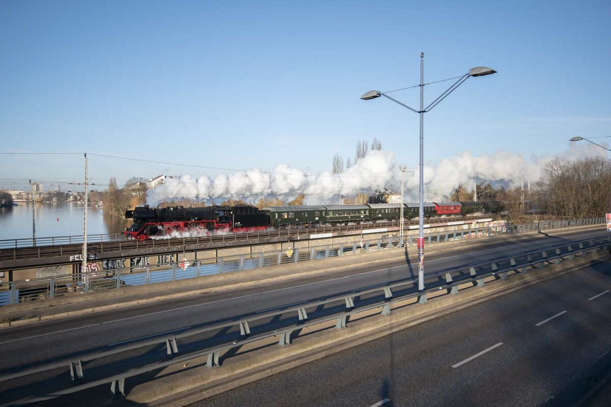 Am 30.11.2024 organisierten die Berliner Eisenbahnfreunde e.V. eine Fahrt von Lichtenberg quer durch und um die Stadt, bis hin nach Basdorf. Die 03 2155 von Wedler Franz Logistik zog den Zug nach Tempelhof. Bei bestem Wetter, als das es vorhergesagt wurde.
