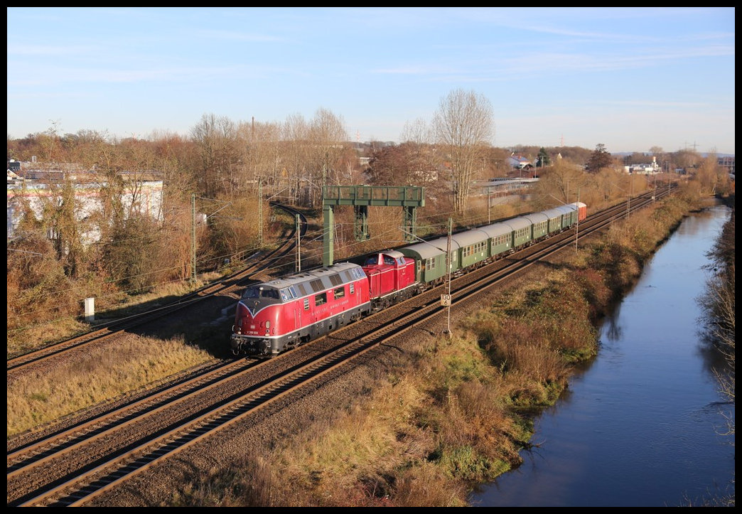 Am 30.11.2024 waren die Eisenbahnfreunde Hamm mit ihrer V 200033 und ihrer 212079 mit einem Sonderzug zum Weihnachtsmarkt nach Osnabrück unterwegs. Um 14.04 Uhr passierte der Zug kurz vor dem HBF Osnabrück die Fotostelle an der Schellenberg Brücke.