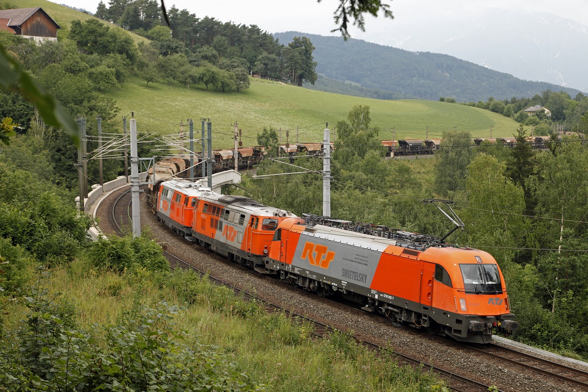 Am 3.08.2015 zogen 1216 902 + 2143 032 + 2143.... von RTS einen Güterzug bei Eichberg über die Semmeringstrecke.