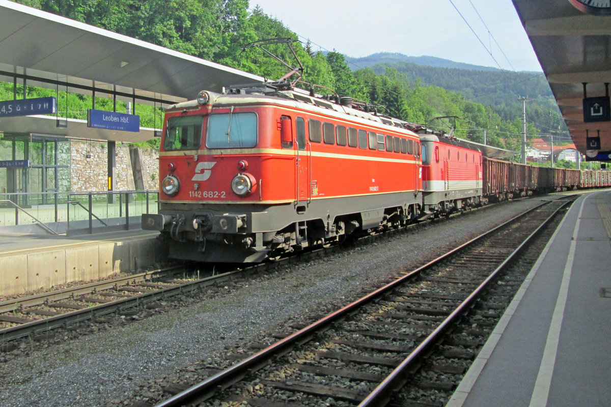 Am 31 Mai 2016 schleppt ÖBB 1142 682 ein Guterzug durch Leoben Hbf.