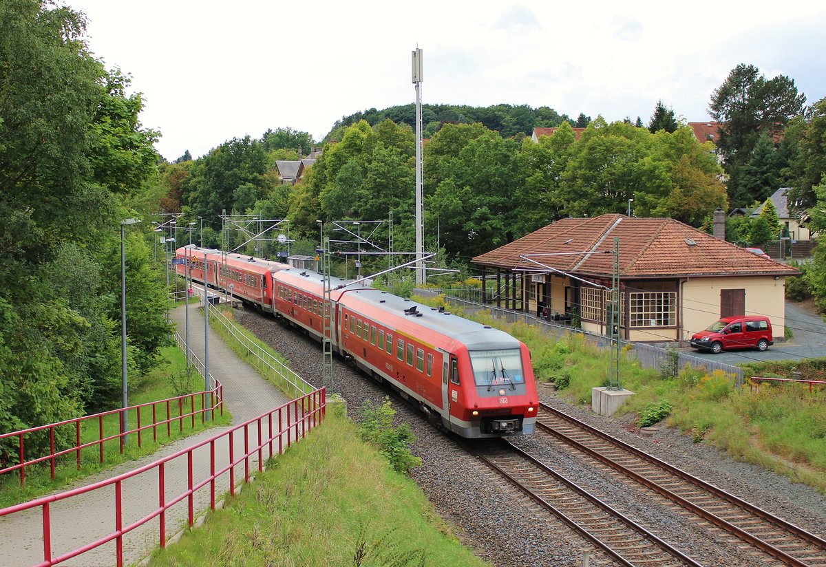 Am 31.08.17 sah ich in Jößnitz/V. zufällig diese Überführung mit 611 030 und 611 046. 