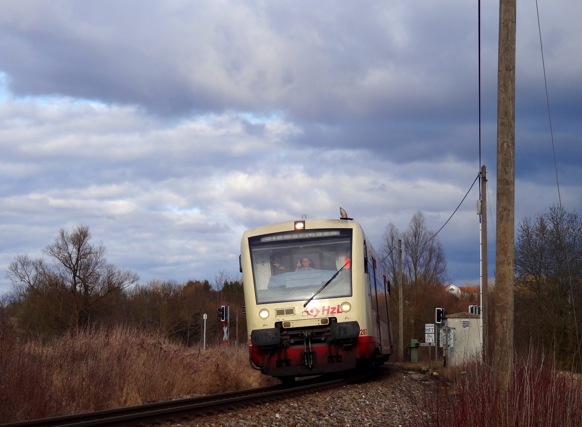 Am 3.3.14 war der HzL VT207 zusammen mit 2 weiteren Triebwagen auf der Zollernalbbahn unterwegs. Hier wurde der Zug zwischen Bodelshausen und Hechingen festgehalten.
Grüße gehen auch an den grüßenden Lokführer! ;)