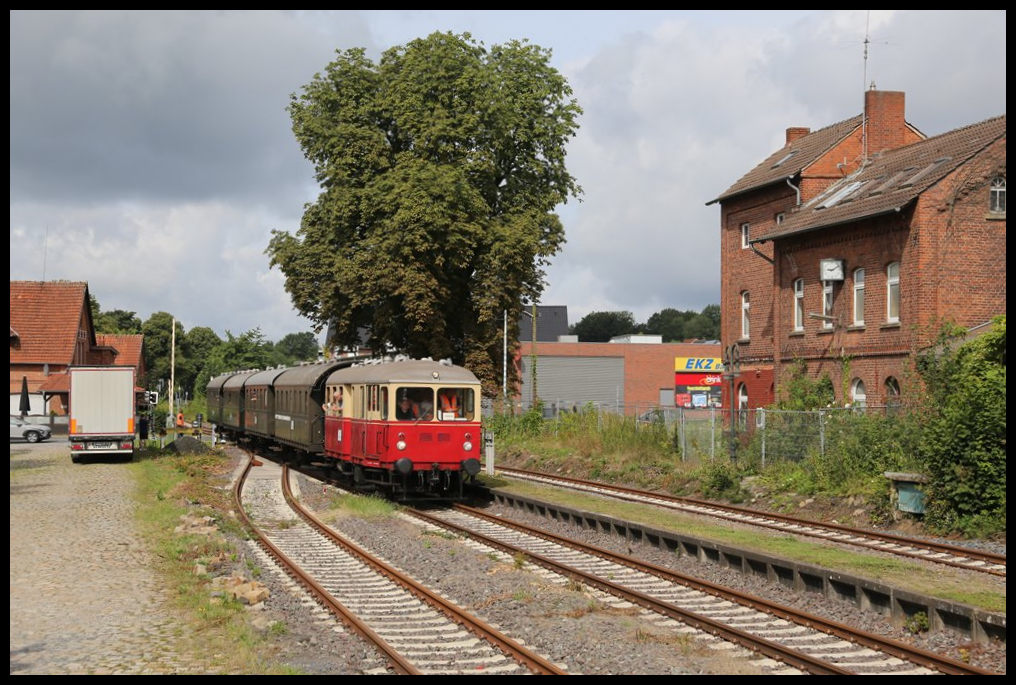 Am 4.8.2024 war endlich nach vielen Jahren der Streckenstilllegung wieder ein Museumszug von Eisenbahn Tradition auf der Teutoburger Wald Eisenbahn von Lengerich nach Bad Laer unterwegs. Der Schlepptriebwagen VT 03 hatte mit Zug Nr. 910 vier gut besetzte Donnerbüchsen am Haken. Hier fährt der Zug gerade um 10.50 Uhr in den aufgelassenen Bahnhof Bad Iburg ein. Zwischen dem geparkten LKW und dem letzten Wagen des Zuges ist noch ein Sicherungsposten zu sehen; denn der Bahnübergang an der dortigen B 51 muss noch per Hand gesichert werden. Die vorhandene Schrankenanlage ist noch nicht wieder in Betrieb. 