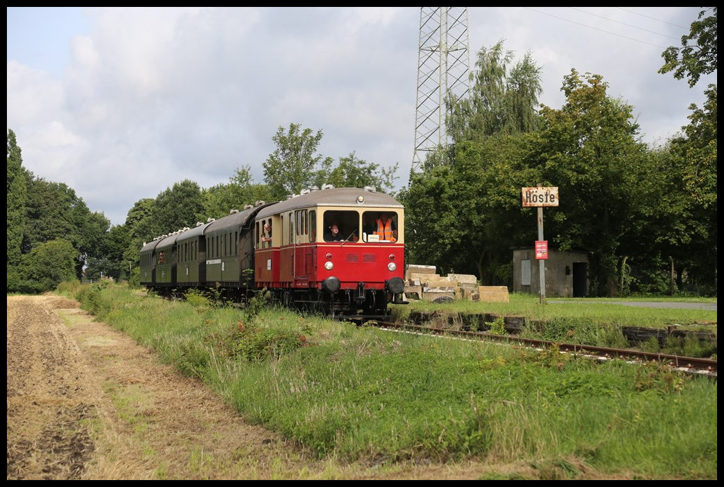 Am 4.8.2024 war endlich nach vielen Jahren der Streckenstilllegung wieder ein Museumszug von Eisenbahn Tradition auf der TWE Strecke von Lengerich nach Bad Laer unterwegs. Der Schlepptriebwagen VT 03 hatte mit Zug Nr. 910 vier gut besetzte Donnerbüchsen am Haken als der Zug hier um 10.10 Uhr den ehemaligen Bahnhof Höste passierte. Rechts neben dem Gleis sind noch Schwellenstapel zu sehen, die von der aktuellen Aufarbeitung der Strecke her stammen.