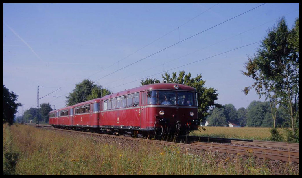 Am 5.90.2004 waren einige Sonderzüge auf der Rollbahn zur großen Fahrzeugausstellung in Osnabrück unterwegs. An der Landesgrenze Niedersachsen zu Nordrhein Westfalen bei Hasbergen kam um 10.40 Uhr diese Schienenbus Garnitur mit 796698 an der Spitze aus Dorsten vorbei.