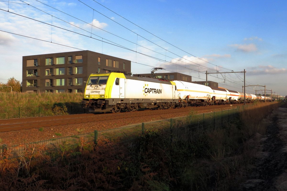 Am 5.November 2020 durchfahrt ein Gaskesselwagenzug mit 186 155 Tilburg Reeshof.