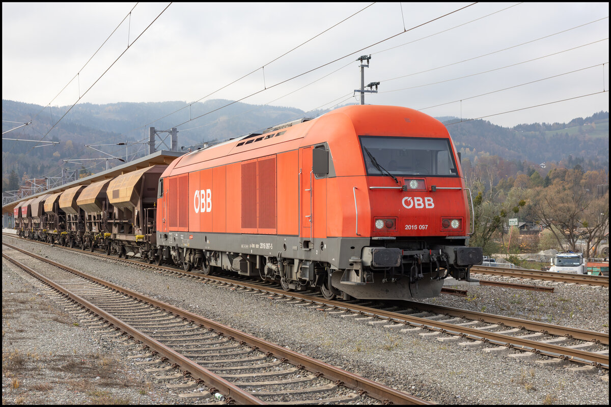 Am 6. November 2024 erreicht 2016.097 den Bahnhof Deutschlandsberg Stadt mit Ihrem Schotterzug . 