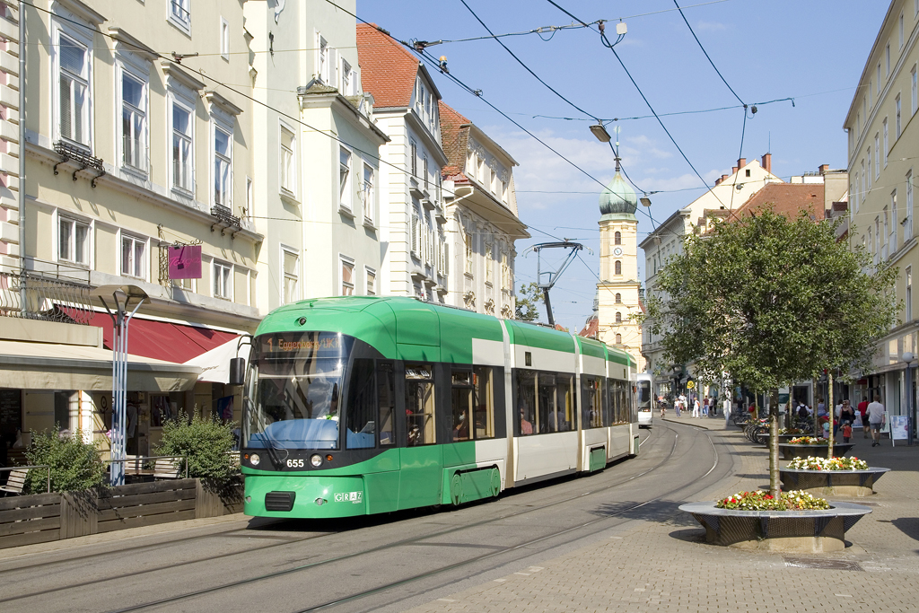 Am 7. Juli 2021 ist Cityrunner 655 am Südtiroler Platz als Linie 1 in Richtung Eggenberg/UKH unterwegs. Dieser Wagen hat vor wenigen Monaten bei seiner Hauptuntersuchung als letzter Cityrunner die neuen LED-Anzeigen erhalten, womit es nun keinen Wagen mit den alten Anzeigen mehr gibt. 