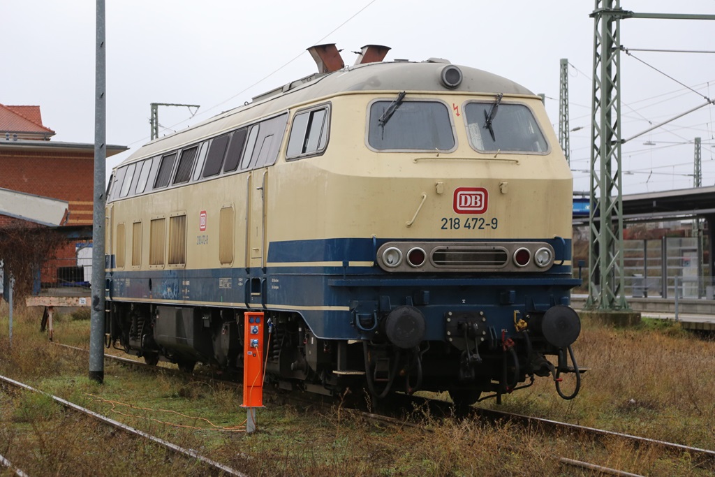 Am 7.12.2024 stand in tollem Outfit die DB 218472-9 um 9.30 Uhr auf einem Abstellgleis im Bahnhof Waren an der Müritz.