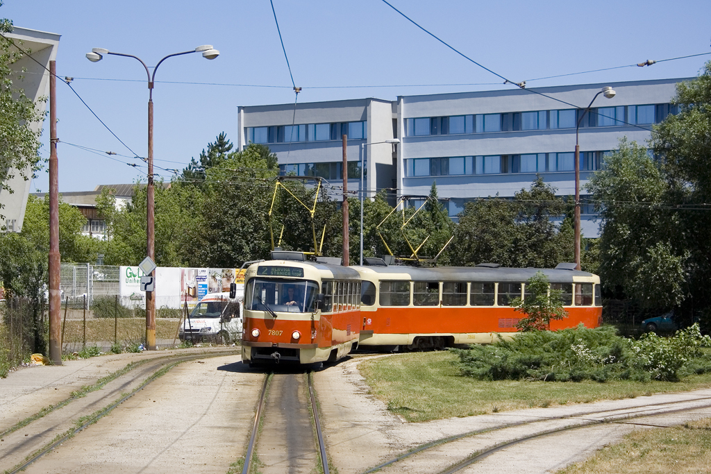 Am 8. Juli 2010 durchfährt das T3 SUCS - Paar 7807 sowie 7808 als Linie 2 die Endschleife Zlaté piesky. Während der geführte Wagen mittlerweile dem Wertstoffkreislauf zugeführt worden ist, existiert der Wagen 7807 heute nach wie vor als mobiles Kulturdenkmal.