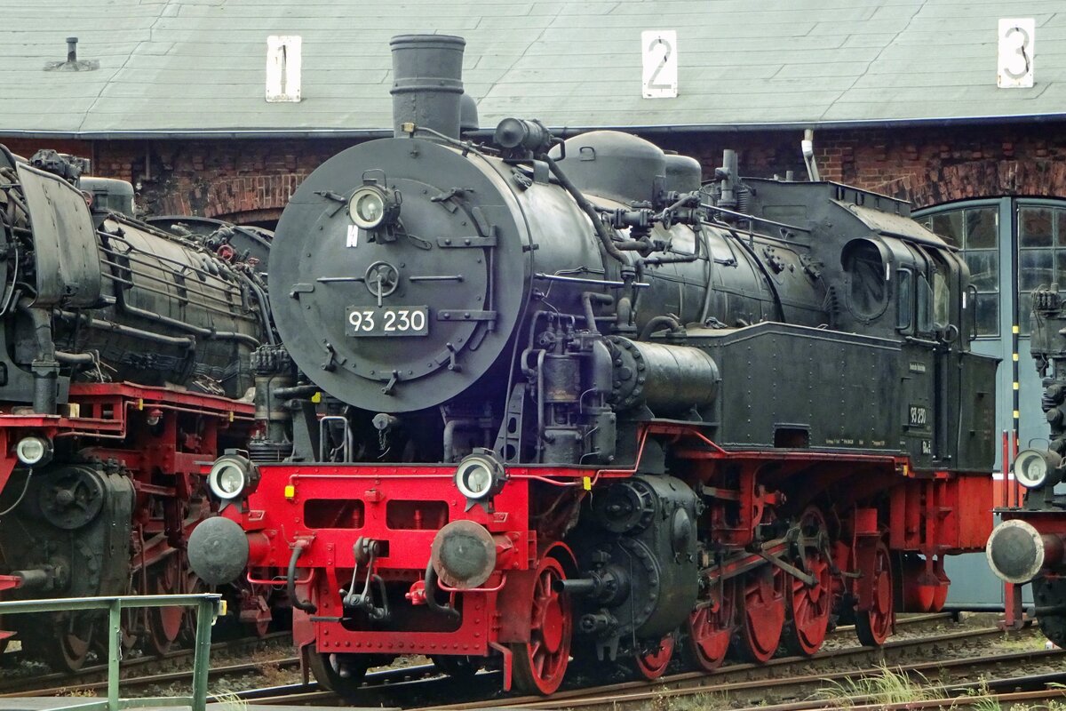 Am 8 Juni 2019 steht 93 230 ins Eisenbahnmuseumlein Dieringhausen und wird mit zooming über die Drehscheibe hin fotografiert.