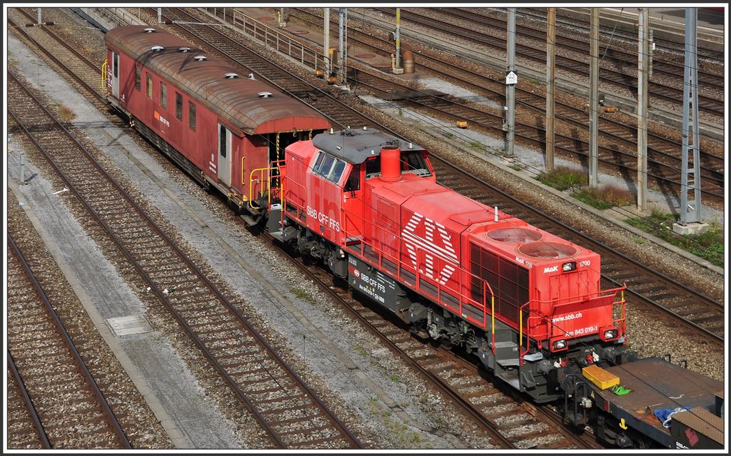 Am 843 019-1 mit Hilfswagen in Zürich Hardbrücke. (24.09.2015)