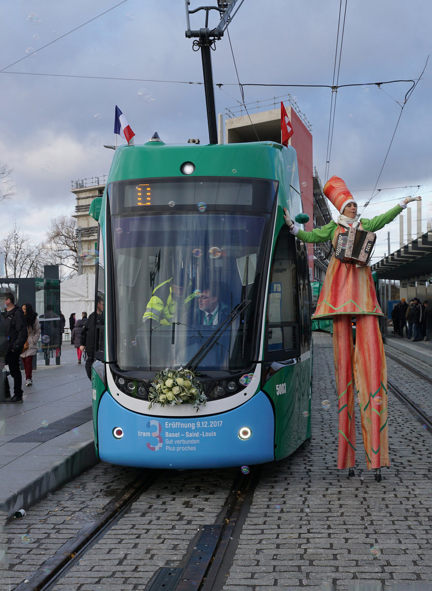 Am 9. Dezember 2017 konnten die Verkehrsbetriebe Zürich sowie die Basler Verkehrsbetriebe anlässlich von grossen Tramfesten Streckenausbauten einweihen, die ab dem kommenden Fahrplanwechsel vom 10. Dezember 2017 planmässig befahren werden.
BVB Tramlinie 3
Basel - Bahnhof Saint-Louis GUT VERBUNDEN.
Die Tramlinie 3 endet heute auf der Basler Seite bei der Haltestelle Burgfelderhof.
Ab Fahrplanwechsel, 10. Dezember 2017, verkehrt die Linie 3 bis zum Bahnhof von Saint-Louis in Frankreich.
Impressionen vom 9. Dezember 2017.
Foto: Walter Ruetsch
